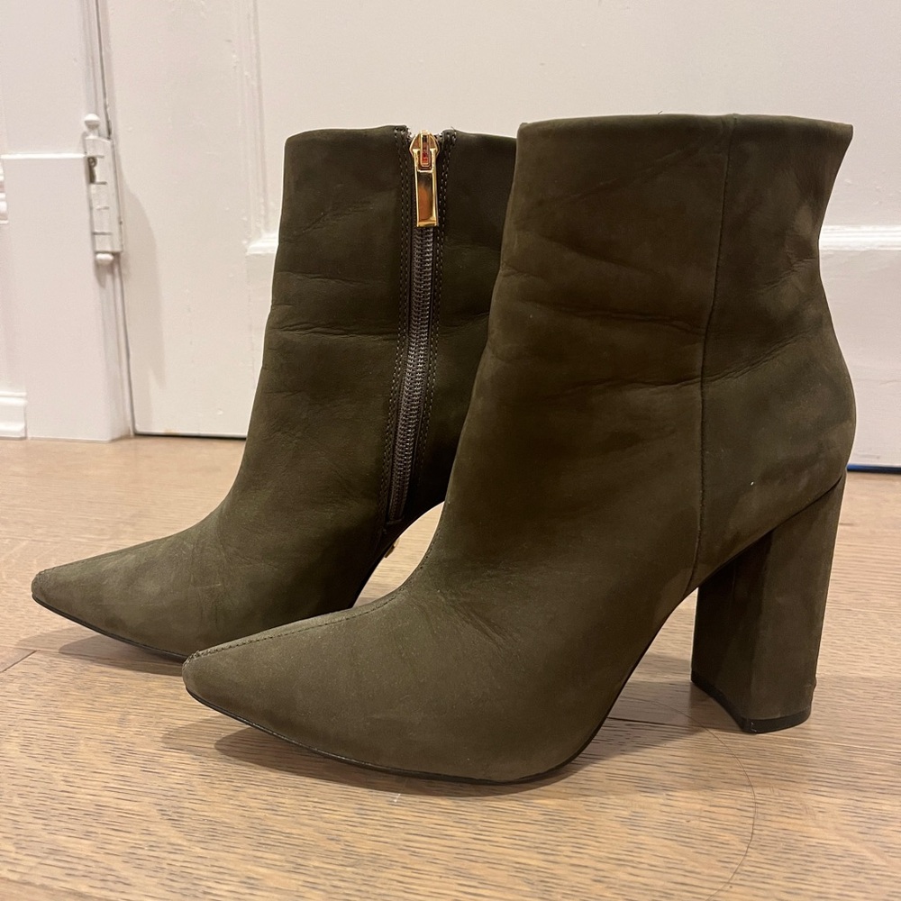 L’intervalle Olive Green Suede Ankle Boots